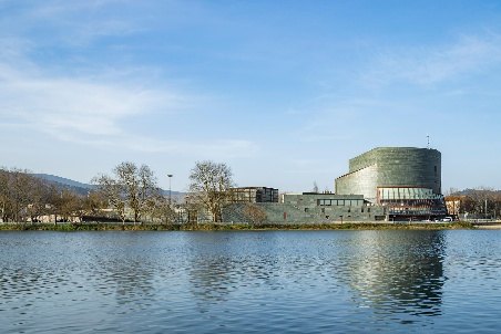 El Pazo da Cultura de Pontevedra visto desde el río Lérez